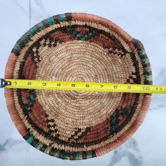 Beautiful Hand-Woven grass basket bowl approx. 6.5 X 10.5 inches - Picture 5 of 7